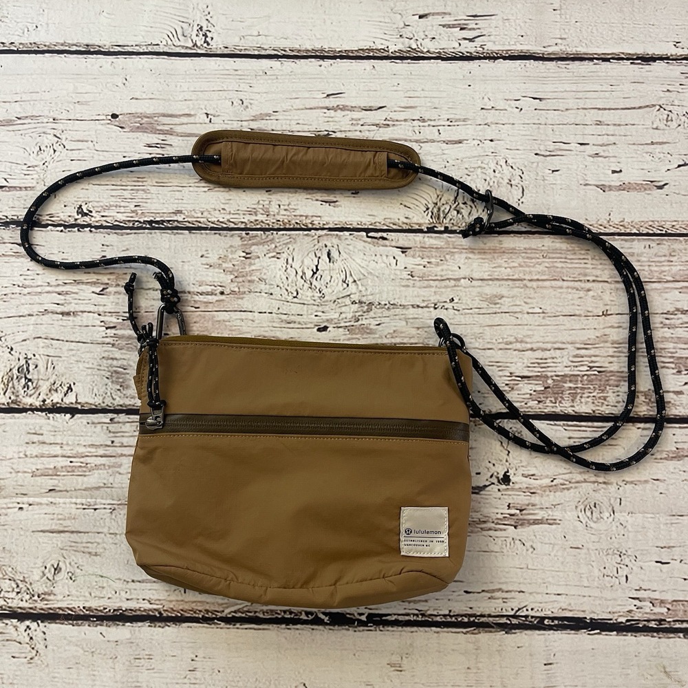Lululemon Patch Logo Crossbody Bag 2.5L Bold Beige‎ Hiking Outdoor Summer